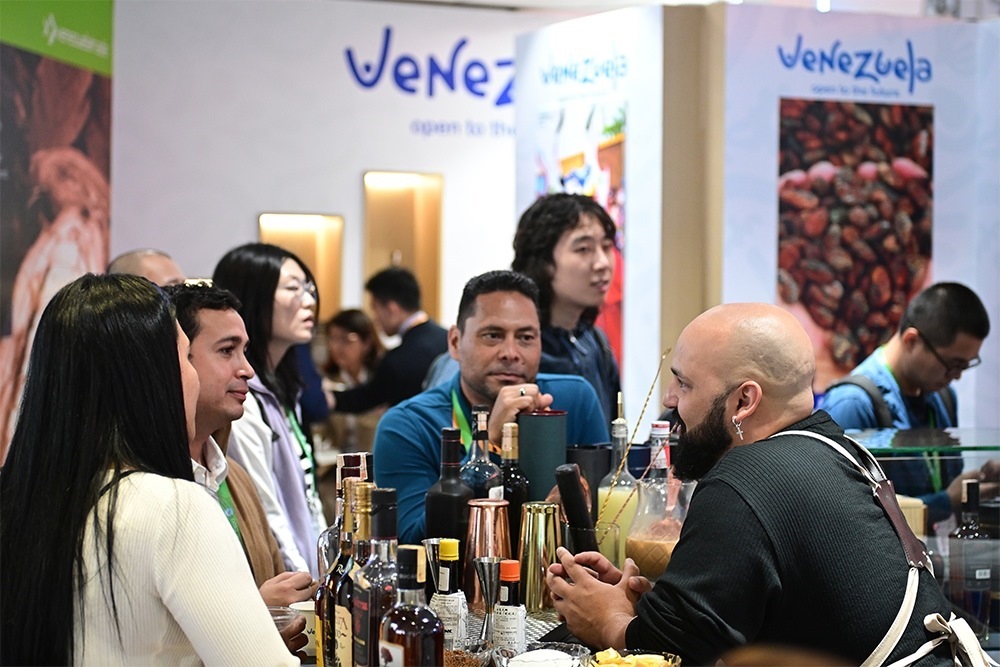 2023年11月9日，上海，觀眾在進(jìn)博會(huì)委內(nèi)瑞拉館參觀、交流、洽談。