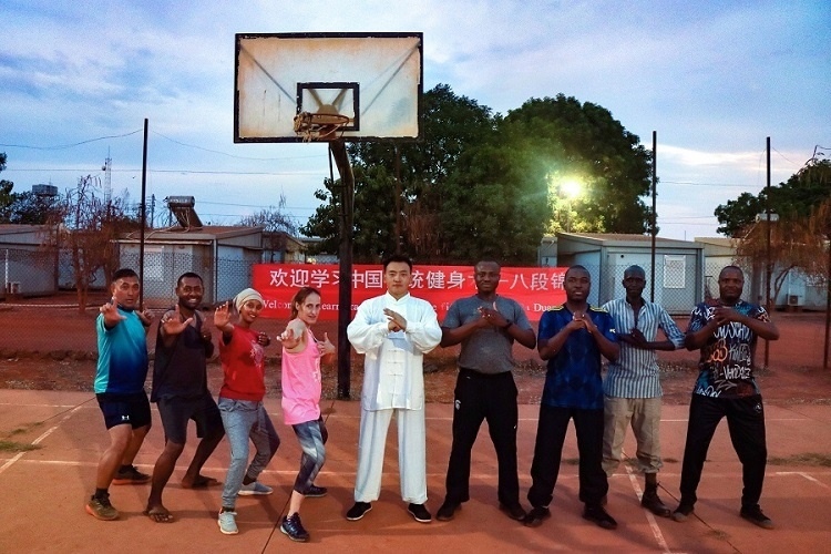 組織八段錦教學(xué)。王軍杰 攝