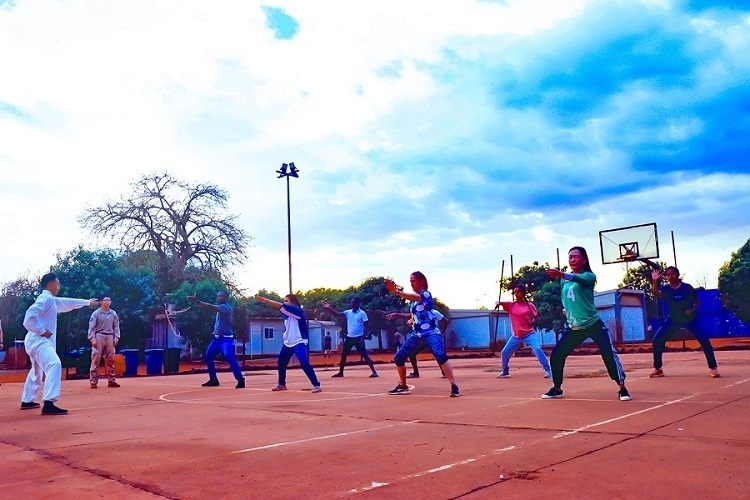 示范標(biāo)準(zhǔn)動(dòng)作。鄧原淘攝