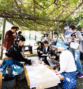 游客們在浙江體驗(yàn)區(qū)品茶。