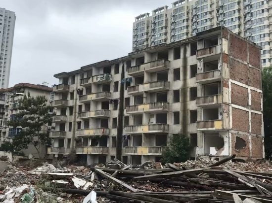 圖為拆遷中的合肥儀表廠宿舍。 合肥市蕪湖路街道 提供