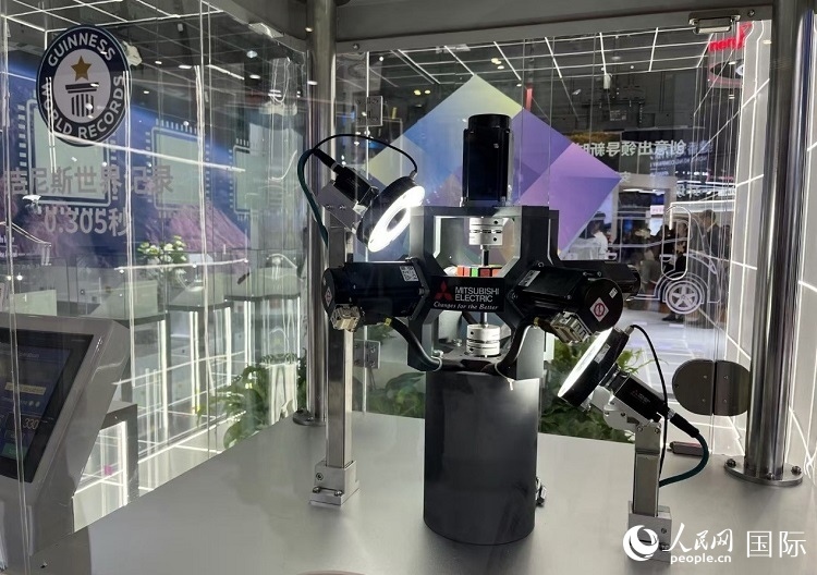 三菱電機(jī)開發(fā)的魔方機(jī)器人是吉尼斯世界紀(jì)錄保持者。人民網(wǎng)記者 陳思攝