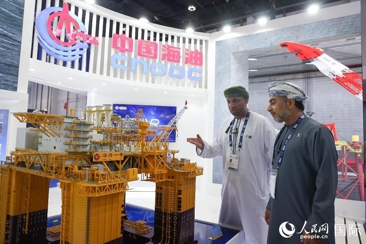 觀眾在中國海油展臺參觀。人民網(wǎng)記者 任皓宇攝