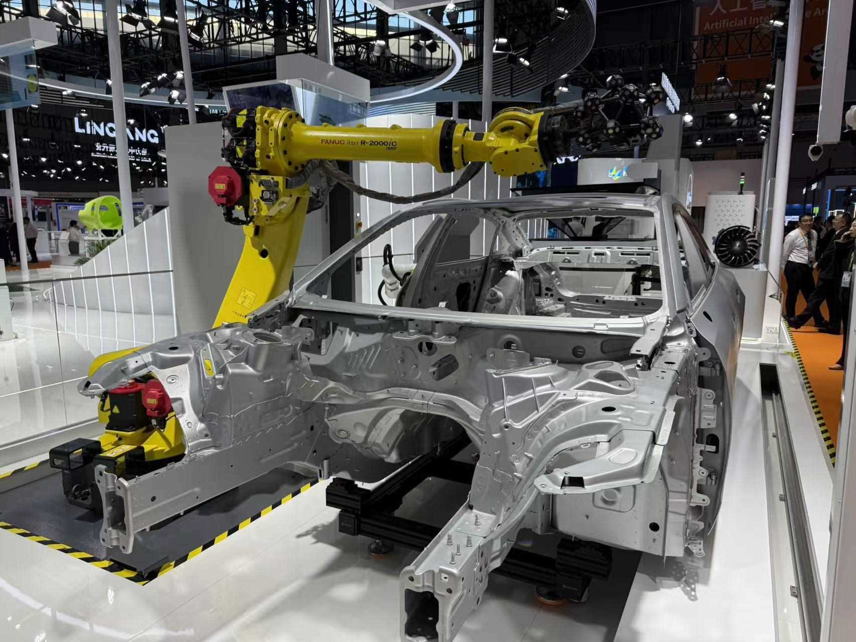 在汽車制造展區(qū)，高精度智能檢測裝備正在模擬檢測汽車車身。人民網(wǎng)記者 王仁宏攝