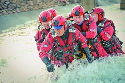  山東省日照市消防救援支隊消防員正在進行多人淺灘涉水橫渡訓(xùn)練。圖片由國家消防救援局提供