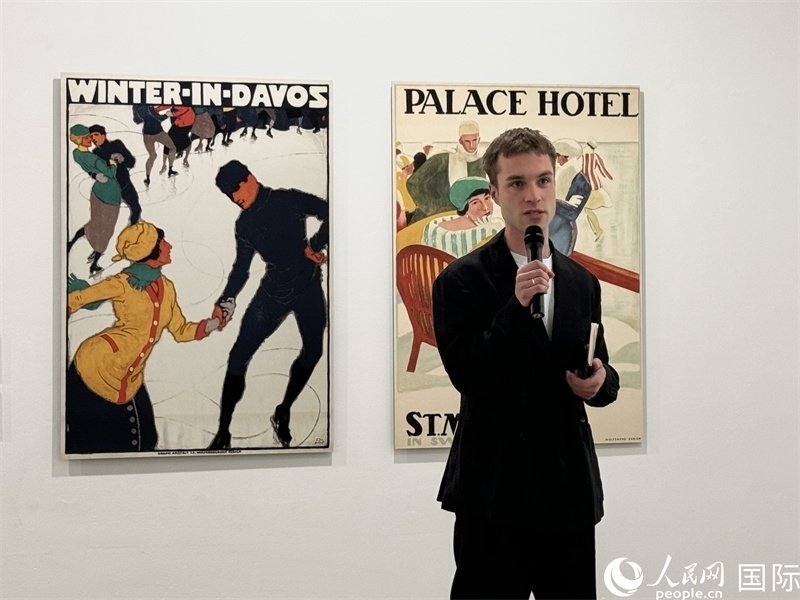 11月8日，“瑞士經(jīng)典設(shè)計展”策展人言照壁向與會嘉賓導(dǎo)覽。（人民網(wǎng) 謝瑩攝）