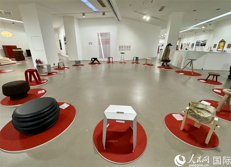 11月8日，瑞士經(jīng)典設(shè)計展現(xiàn)場。（人民網(wǎng) 謝瑩攝）