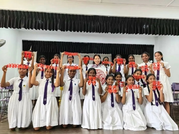 斯里蘭卡學(xué)生展示剪紙作品。圖片由主辦方提供