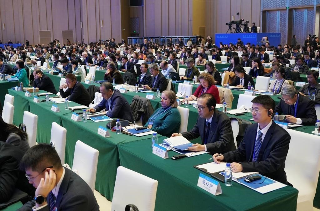 11月7日，中外嘉賓在首屆世界古典學(xué)大會(huì)開幕式現(xiàn)場(chǎng)聽會(huì)。新華社記者 張晨霖 攝