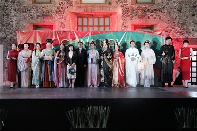 墨西哥華人婦女聯(lián)合總會木蘭藝術(shù)團(tuán)的中國古代服裝表演。主辦方供圖