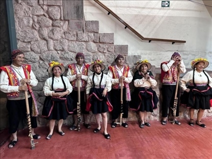 身著傳統(tǒng)服飾的秘魯藝人。本報(bào)記者 張朋輝 攝