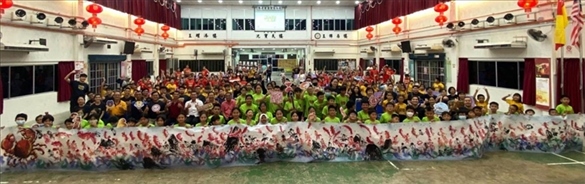 在工作坊導師的指導下，三校200余名學生共同完成了一幅長達80尺的水墨畫作。主辦方供圖