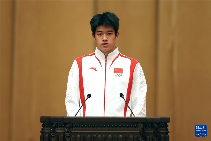 11月15日，游泳運(yùn)動(dòng)員潘展樂(lè)在報(bào)告會(huì)上發(fā)言。新華社記者 李明 攝