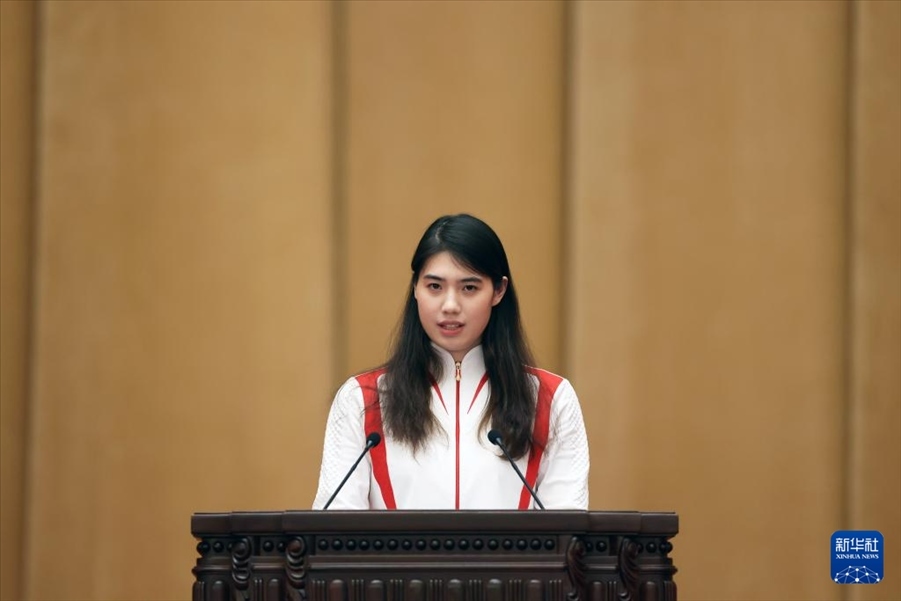 11月15日，游泳運(yùn)動(dòng)員張雨霏在報(bào)告會(huì)上發(fā)言。新華社記者 李明 攝