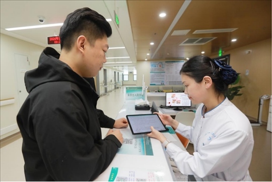 患者在護士站為家屬辦理床旁出院手續(xù)。圖片來源：山東第一醫(yī)科大學第二附屬醫(yī)院