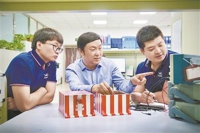 中北大學(xué)極端環(huán)境特種傳感與測(cè)試創(chuàng)新研究團(tuán)隊(duì)成員正在圍繞近期發(fā)射任務(wù)進(jìn)行產(chǎn)品研發(fā)。受訪單位供圖