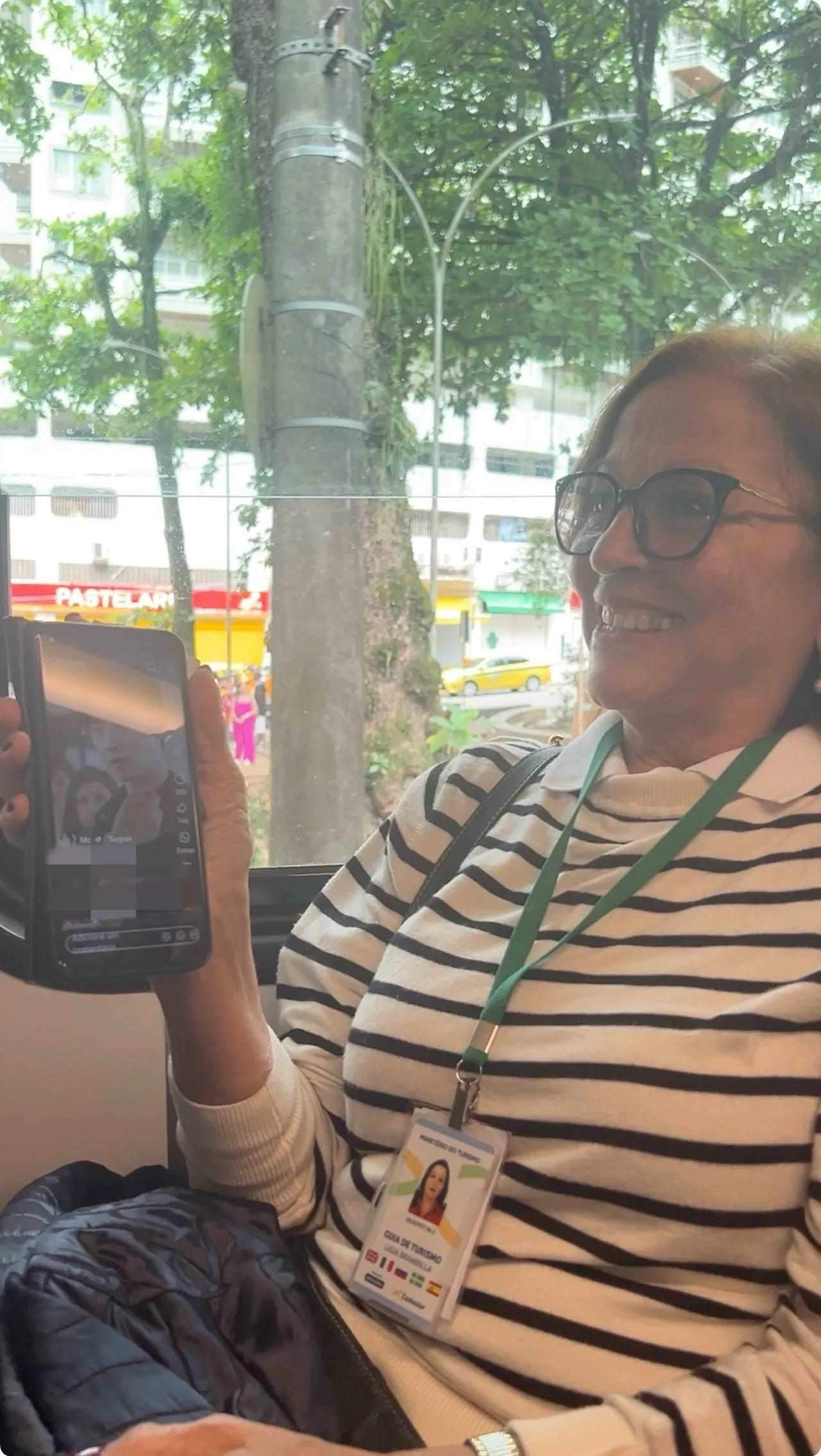 當?shù)厝讼驆u叔展示中國網(wǎng)劇。作者供圖