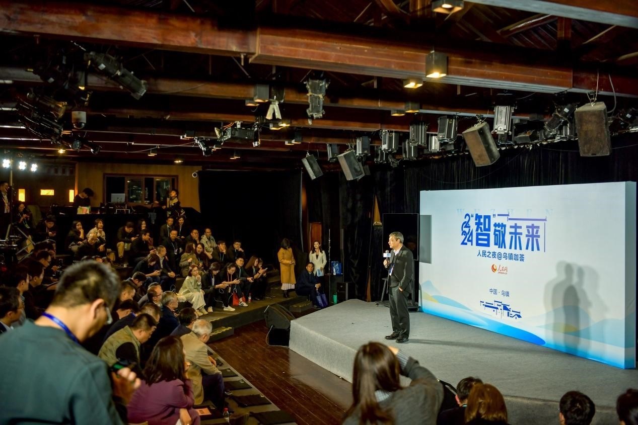 在開場環(huán)節(jié)，清華大學人工智能研究院常務副院長、教授孫茂松發(fā)言分享。人民網(wǎng)記者 任峰濤攝