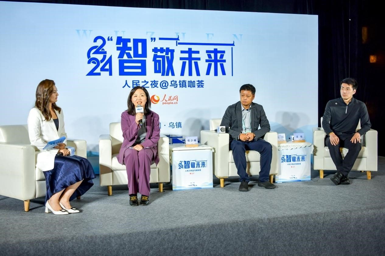 在對話環(huán)節(jié)，趣丸科技總編輯、副總裁任少峰，星云智慧機器人CEO李明，可之教育大模型創(chuàng)始人王冠討論“人工智能如何惠及大眾”。人民網(wǎng)記者 任峰濤攝
