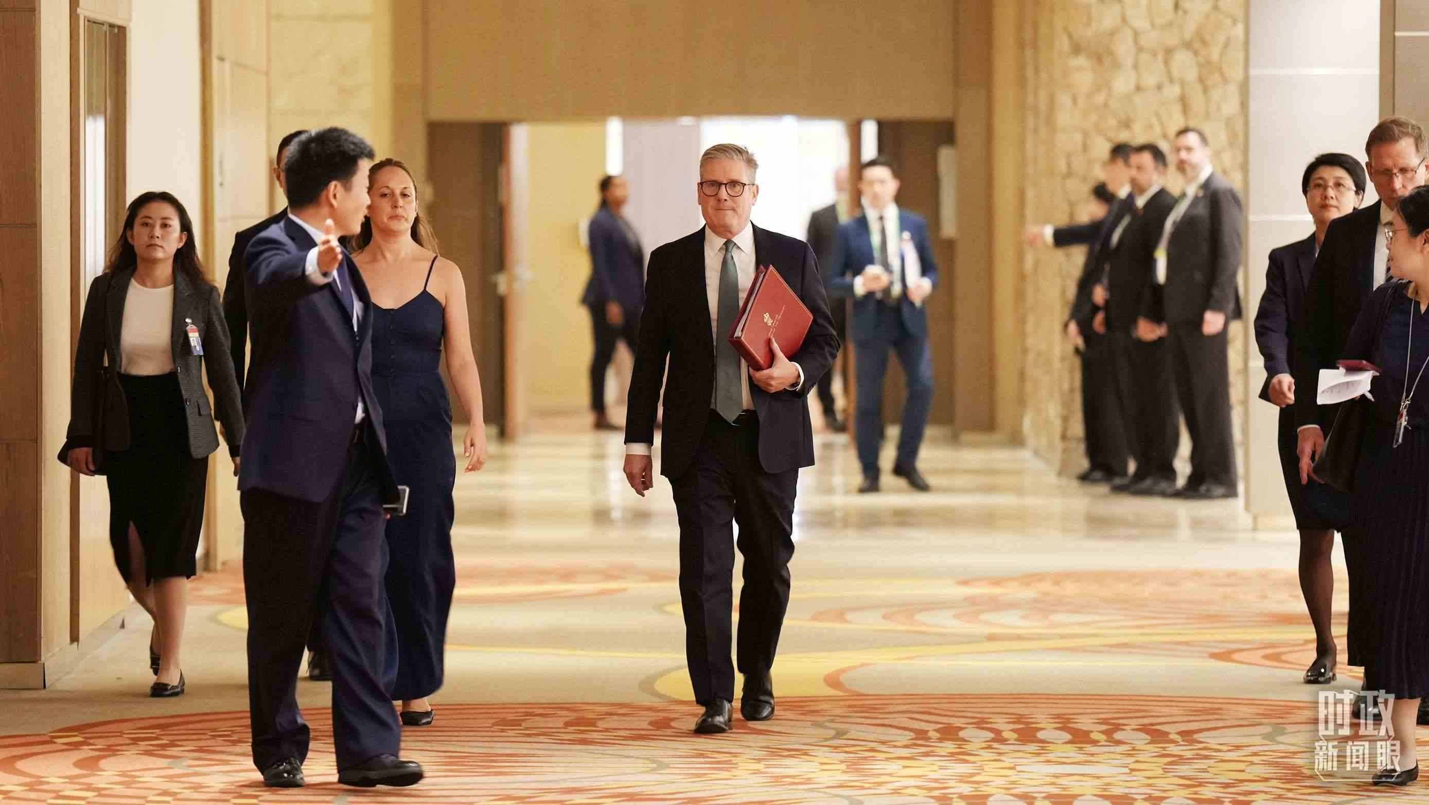 英國首相斯塔默抵達會見現(xiàn)場，這是他首次同習主席面對面交流。