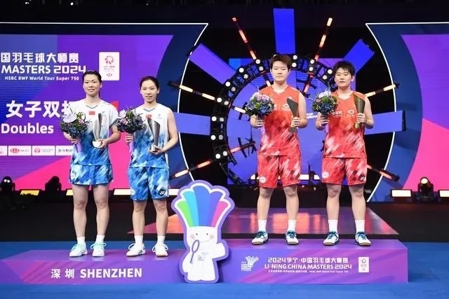 11月24日，劉圣書（右二）/譚寧（右一）與李怡婧/羅徐敏（左一）在頒獎(jiǎng)臺(tái)上合影。新華社記者 梁旭攝