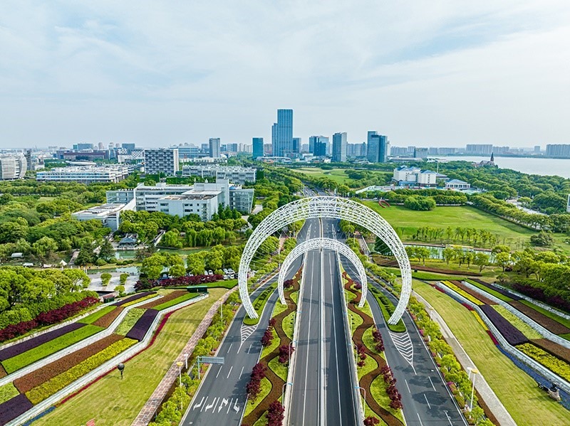 圖為蘇州工業(yè)園區(qū)星湖街鋼結(jié)構(gòu)雕塑。