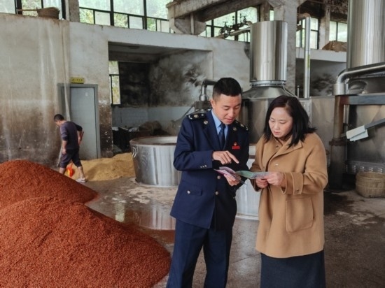 鎮(zhèn)遠縣稅務局在酒企宣傳調(diào)研。黔東南州稅務局供圖