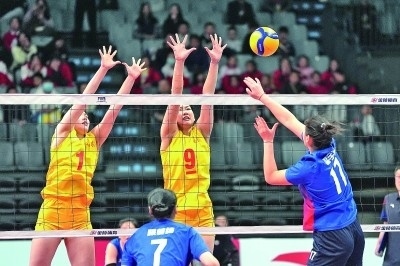 11月27日，山東隊球員李晨瑄（中）、李美君（左）在比賽中攔網(wǎng)。新華社發(fā)