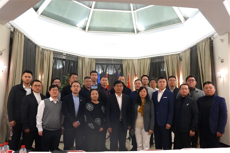 集體合照。中國駐烏克蘭大使館供圖