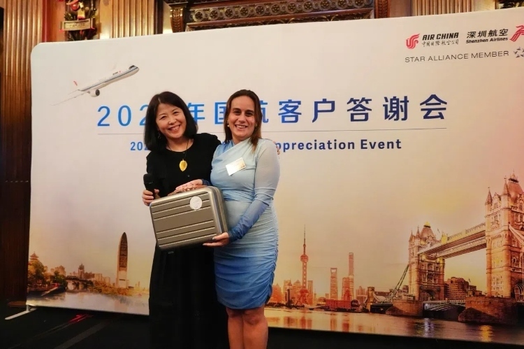 獲獎(jiǎng)嘉賓上臺(tái)領(lǐng)取精美獎(jiǎng)品。吳若鳴攝