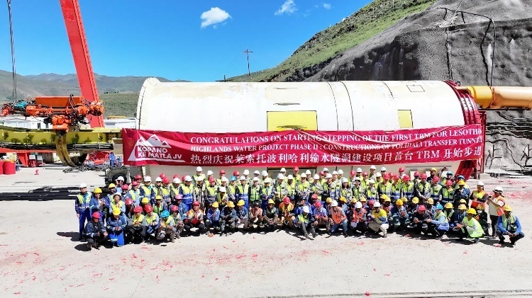 中外方建設者合影留念。中水電十一局供圖