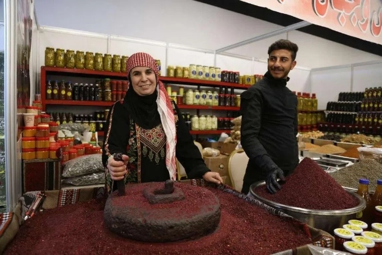 制作辣椒末的當(dāng)?shù)貗D女。納達爾·達烏德攝