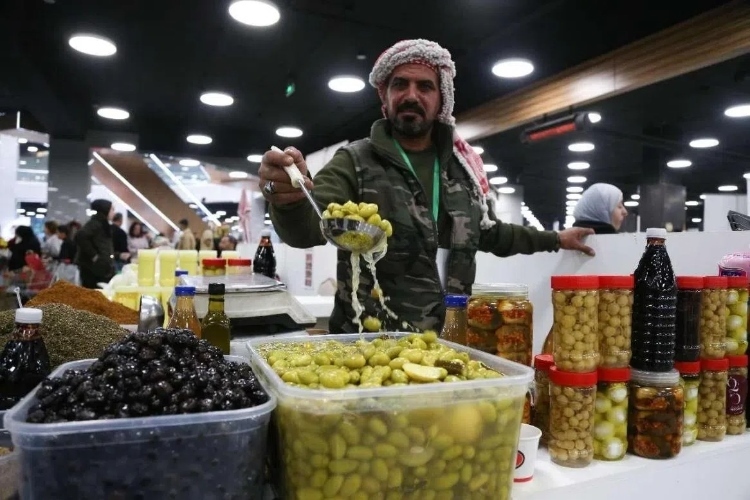 一位展商展示腌橄欖。納達爾·達烏德攝