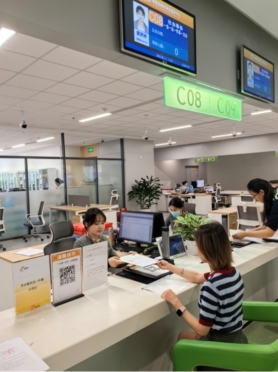 成都高新區(qū)“開(kāi)辦餐飲店一件事”服務(wù)窗口。成都市市場(chǎng)監(jiān)督管理局供圖