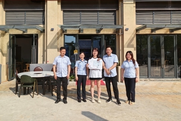 當(dāng)?shù)毓ぷ魅藛T上門(mén)為經(jīng)營(yíng)者送來(lái)了證件。蒼溪縣行政審批和數(shù)據(jù)局供圖