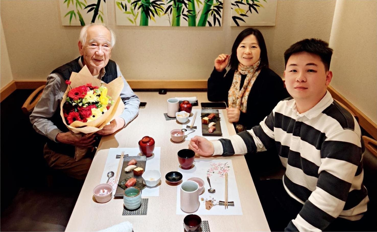 佐佐木俊一與彭林（中）、彭俊霖（右）在一起。