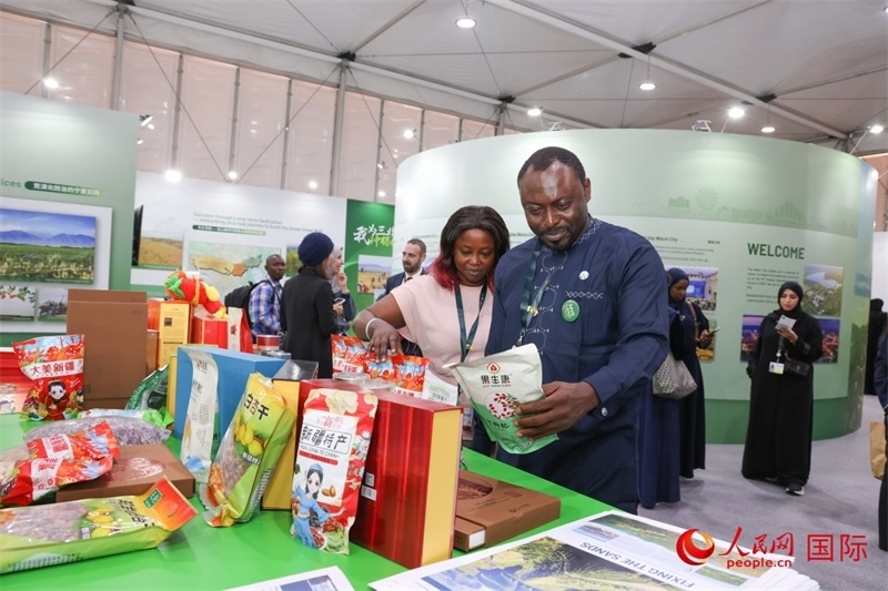 嘉賓了解中國館展示產(chǎn)品。人民網(wǎng)記者任皓宇攝