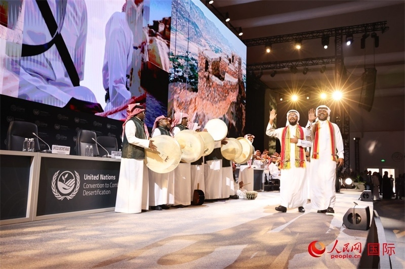 《聯(lián)合國防治荒漠化公約》第十六次締約方大會(huì)2日開幕。圖為開幕式表演。人民網(wǎng)記者任皓宇攝