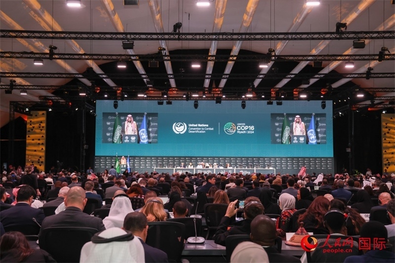 《聯(lián)合國防治荒漠化公約》第十六次締約方大會(huì)2日開幕。圖為開幕式現(xiàn)場。人民網(wǎng)記者任皓宇攝