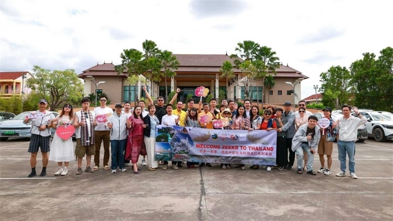 參與活動的中國游客與當?shù)靥﹪撕嫌啊；顒又鬓k方供圖