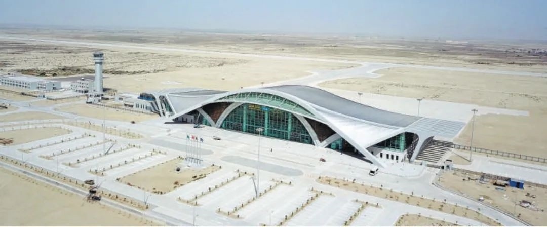 今年10月正式竣工的巴基斯坦瓜達(dá)爾新國(guó)際機(jī)場(chǎng)是中巴經(jīng)濟(jì)走廊建設(shè)進(jìn)一步走向深入的重要標(biāo)志，有力推動(dòng)中巴經(jīng)濟(jì)走廊建設(shè)成為高質(zhì)量共建“一帶一路”的示范性項(xiàng)目。圖為瓜達(dá)爾新國(guó)際機(jī)場(chǎng)。艾哈邁德·卡邁勒 攝（新華社發(fā)）