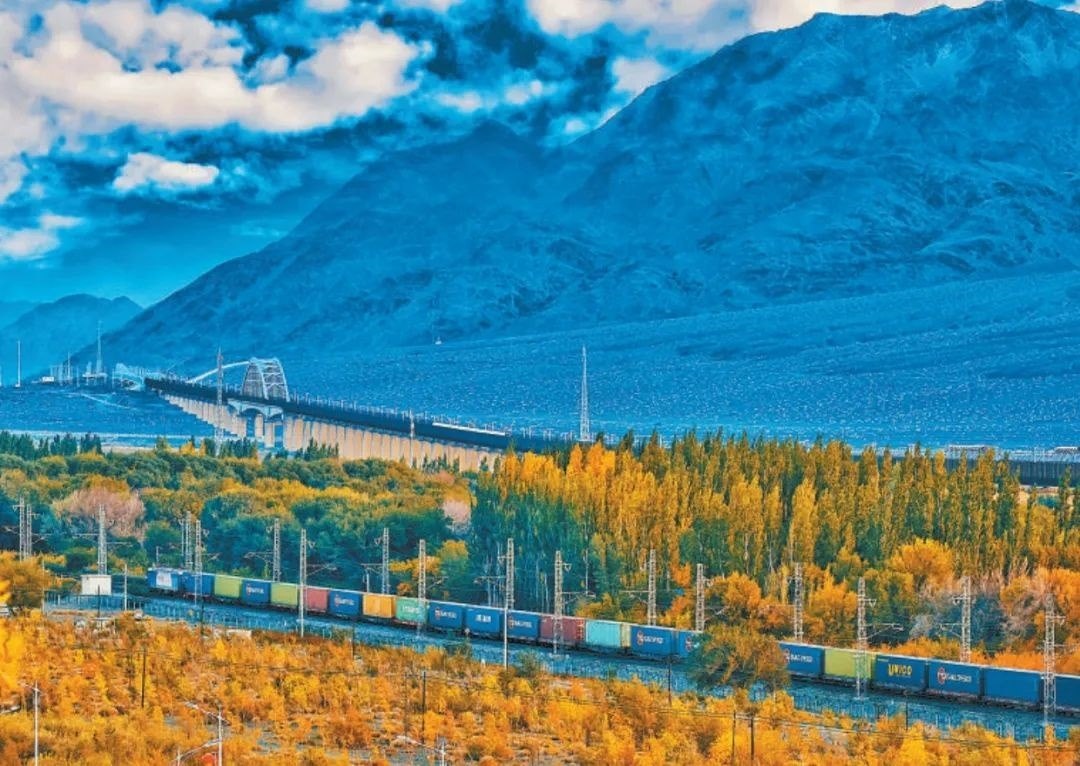 2013年，隨著共建“一帶一路”倡議提出，中歐班列應(yīng)運(yùn)而生。今年11月20日，第十萬列中歐班列正式出境。截至目前，中歐班列累計(jì)運(yùn)送貨物超1100萬標(biāo)箱、貨值超4200億美元，貨物品類達(dá)53大類5萬余種。圖為中歐班列行駛在新疆烏魯木齊達(dá)坂城濕地。擺風(fēng)亮 攝（新華社發(fā)）