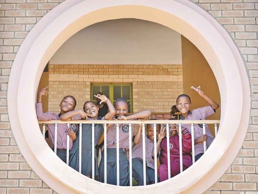 位于博茨瓦納南部的莫帕尼小學(xué)是中國(guó)援建的現(xiàn)代化學(xué)校，當(dāng)?shù)貎和慕逃龡l件因此得到改善。圖為莫帕尼小學(xué)課間休息的學(xué)生們。新華社記者 韓旭 攝