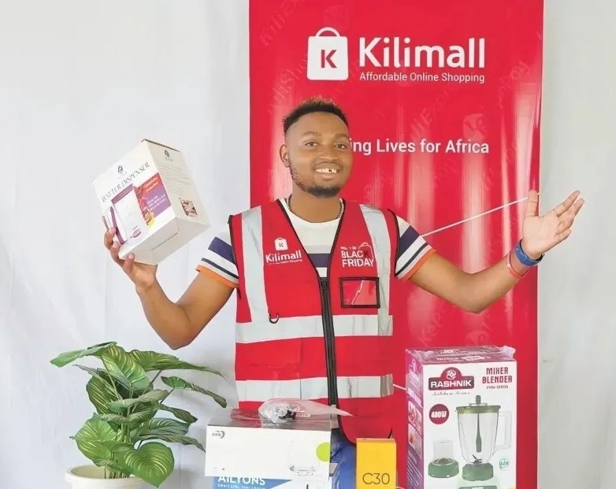 隨著“絲路電商”國(guó)際合作深入推進(jìn)，共建“一帶一路”國(guó)家雙多邊數(shù)字貿(mào)易規(guī)則對(duì)接不斷強(qiáng)化。借助“絲路電商”合作機(jī)制，肯尼亞主播迪克森·恩甘加在當(dāng)?shù)刂辈ж?。劉婉?攝（新華社發(fā)）