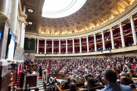 10月1日，法國(guó)總理巴尼耶在位于巴黎的法國(guó)國(guó)民議會(huì)發(fā)表演講。新華社發(fā)（杰克·陳攝）