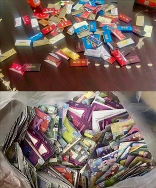 孩子們收集的煙卡、卡牌。受訪者供圖