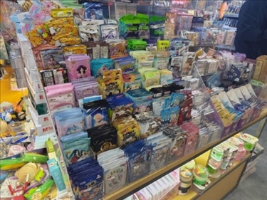 北京某文具店卡牌盲盒柜臺(tái)，未設(shè)相關(guān)提醒。人民網(wǎng)記者 黃鈺攝