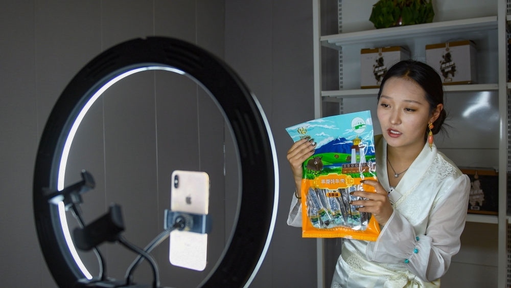 9月24日，果洛藏貢麻村村民多杰吉在進行網絡帶貨直播。（潘彬彬 攝）