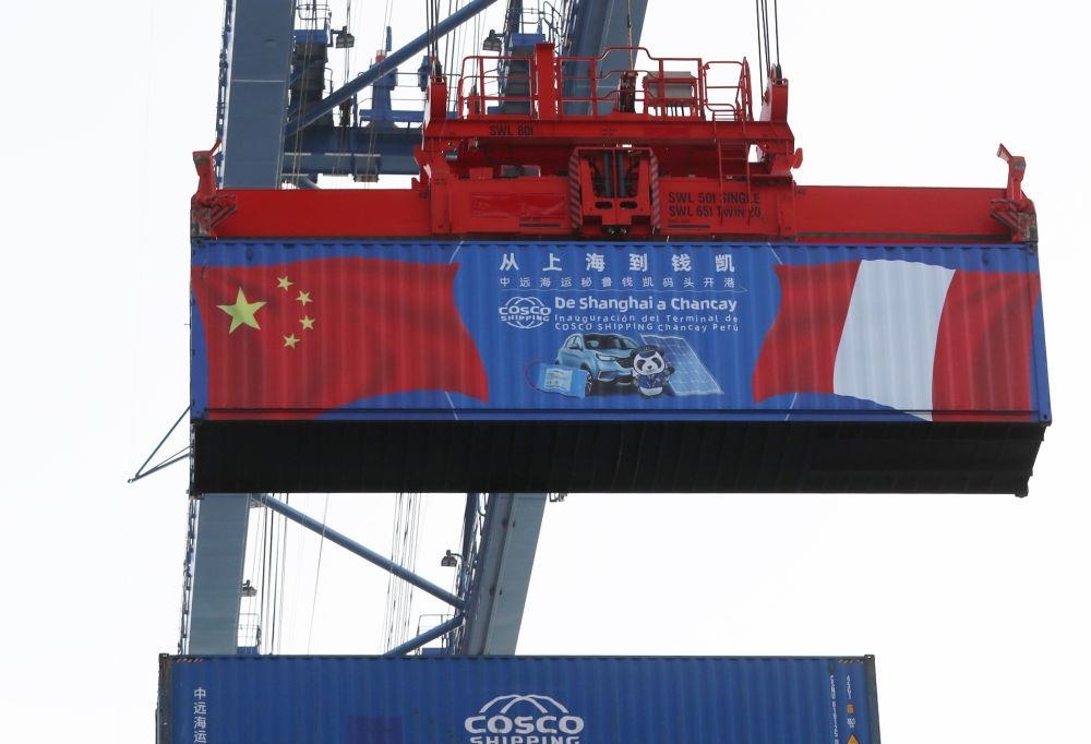 2024年11月14日，在秘魯首都利馬以北的錢凱港，岸邊智能化設(shè)備吊裝集裝箱。