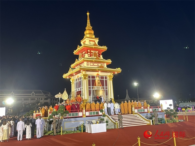 北京靈光寺佛牙舍利抵達(dá)王家田廣場(chǎng)安奉。人民網(wǎng)記者孫廣勇攝